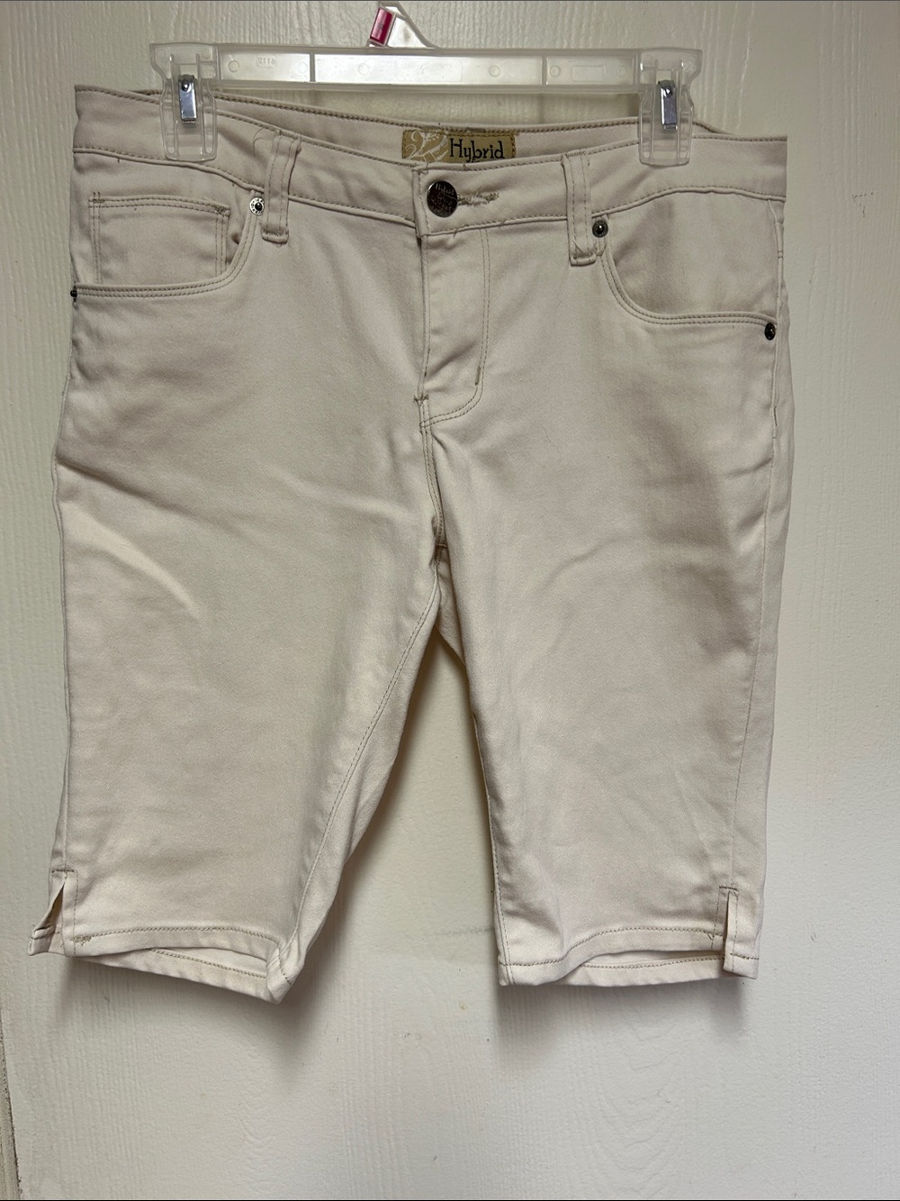 Hybrid & company Women's Cream Stretch Bermuda Shorts